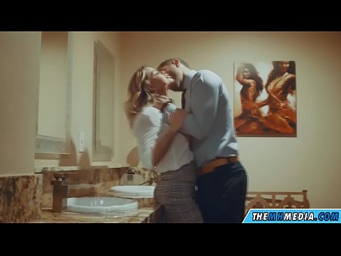 ❤️ وقتی یک بلوند بی تنه شما را در یک دستشویی عمومی اغوا می کند ❤ پورن با کیفیت در ما ❌
